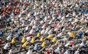 Die Teilnehmenden des gestrigen Firmenlaufes wärmten sich gemeinsam auf. Der Startschuss fiel um 19 Uhr. (Bild: Urs Bucher)