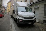 Mit diesem Lieferwagen mit Anhänger verursachte der 61-Jährige drei Kollisionen. (Bild: Stapo SG)