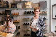 Monika Haltmann, Filialleiterin Tiefenbacher Appenzell, zeigt einen modernen Mokassin von Stilemoda. (Bild: Mareycke Frehner)