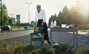 Maurice Maggi sucht sich nicht nur das Essen im Freien, manchmal bereitet er es auch dort zu. Wie hier bei einer Zürcher Autobahnausfahrt. (Bild: Juliette Chrétien/AT-Verlag)