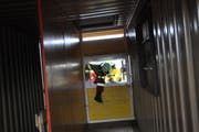 In der Wärmegewöhnungsanlage üben die Feuerwehrleute, ein Fenster ohne Schaden zu öffnen und so in einen Raum einzusteigen.