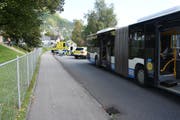 Währenddem der Busfahrer den Mofafahrer überholte, schwenkte dieser nach links und kollidierte mit dem Bus. (Bild: Kapo SG)