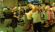 Ausgelassene Stimmung mit Tanzen und Klatschen auf den Festbänken. (Bilder: Christine Gregorin)