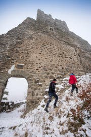 Unterwegs entlang einer der imposanten Aussenmauern der Ruine Ramschwag. (Bild: Urs Bucher)