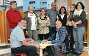 Die Begleitgruppe nimmt den neuen Raum in Augenschein: Kurt Krattinger (hinten, von links), Ursina Schiesser, Elisabeth Lutz, Thomas Widmer, Stellenleiterin Silvia Meile, Silvia Spiess, Monika Zingg, Felix Indermaur (vorne links) und Präsident Markus Bänziger. (Bild: Monika von der Linden)