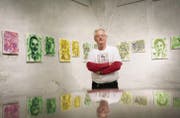 Mark Staff Brandl bespielt den Gewölbekeller der Vadian-Bank mit 45 Porträts, unter denen sich auch viele Künstlerfreunde finden. (Bild: Ralph Ribi)