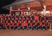 Die Mannschaft der Feuerwehr Mosnang zeigt sich mit ihrem neuen Mannschaftstransporter. (Bild: PD)
