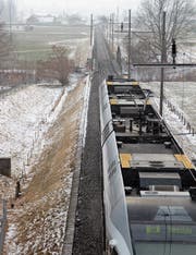 Ein Zug der S8 nähert sich auf dem Weg nach Süden der Thurbrücke in Ulisbach. (Bild: Martin Knoepfel)