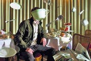 Ein Sinn für (Wort-)Spiele: Peter Licht will nicht erkannt werden und versteckt sich deshalb gern – diesmal hinter einer fliegenden Tasse. (Bild: Christian Knieps)