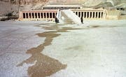 Im kollektiven Gedächtnis der Schweiz: Der «Blick» färbte die Wasserlache vor dem Hatschepsut-Tempel rot ein. (Bild: Mohamed El-Dakhakhny/AP (Luxor, 18. November 1997))