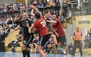 TVA-Spieler Dano Waldburger versucht mit Hilfe von Sven Sutter erfolglos einen Durchmarsch durch die kompakte Fides-Abwehr. (Bild: PD)