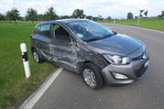 Beim Zusammenstoss mit einem Lastwagen wurde die Lenkerin dieses Autos leicht verletzt. (Bild: Kapo SG)