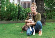 Der ehemalige Strassenhund Feliz folgt Anja Näf aufs Wort. (Bild: Anina Gächter)