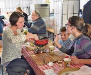 Es war zwar nicht das bilderbuchhafte Fondue-Wetter, trotzdem füllte sich die Stube bei Heidis Dorfmolki beträchtlich.