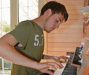 Elias Pareth hat mit seiner Maturaarbeit ein Lehrbuch erarbeitet, Jazz autodidaktisch auf dem Piano zu lernen. Vorbild ist sein Werdegang. (Bild: Monika von der Linden)