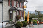 Das Restaurant Traube wurde von vermummten Personen gestürmt. (Bild: Ralph Ribi)