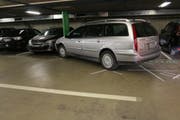 Das Auto prallte in eine Säule. (Bild: Stapo SG)
