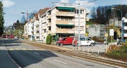 Heute beim Restaurant Riethüsli: Neu soll die Bahn rechts in die Riethüslistrasse fahren. Die Schienen die Teufener Strasse hinauf verschwinden. (Bild: Ralf Streule)