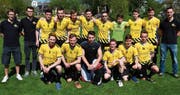 Die Sonne in Diepoldsau lachte am Sonntag auch für die U21-Mannschaft der Rheintal Gators mit den Trainern Michael Spirig (hinten links) und Kevin Studach (rechts). Die U21-Talente steigen in die dritthöchste Spielklasse der Schweiz auf. (Bild: Roland Jäger)