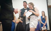 Diplomübergabe der Fachmatura Pädagogik an der Kanti am Brühl: Lara Lorenzo (links) und Nadja Reisacher gehören zu den Jahrgangsbesten. (Bild: Benjamin Manser)
