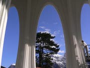 Ein Mitarbeiter der Harzenmoser Maler + Gipser AG beschichtet die Holzkonstruktion der Tamina Therme in Bad Ragaz. (Bild: PD)