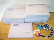 100 weitere Briefumschläge für «Alle lieben Mitmenschen» warten darauf, verteilt zu werden.