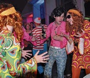 Elvis schäkert mit seiner rothaarigen Begleitung.