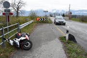 Beim Unfall verletzte sich die Motorradfahrerin unbestimmt. Sie wurde mit der Rega ins Spital geflogen. (Bild: Kapo SG)