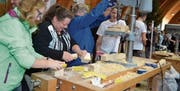 Besucherinnen und Besucher können selbst Hand anlegen und kommen so in direkten Kontakt zum Werkstoff Holz.