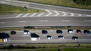 Am frühen Dienstagabend war auf der A1 in einer Richtung wieder einmal sehr vie Geduld gefragt. (Bild: Michel Canonica/Benjamin Manser (Symbolbild))