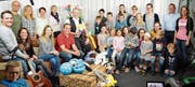 Volles TV-Studio: Für einmal moderierten Kids die Sendung «Rundum» auf kommu.tv. Unter anderem wirkten Toby und Karin Spirig, Moderatorin Annina Dietsche, Feuerwehrkommandant Hugo Langenegger und Ballonkünstler Benno Dellai mit. (Bild: pd)