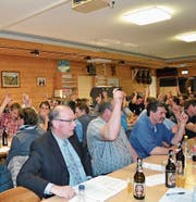 Die Toggenburger Bauern stimmen in der Markthalle den anstehenden Geschäften zu.