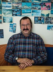 Guido Eilinger in der Küche seiner Wohnung. (Bild: Sabrina Stübi)
