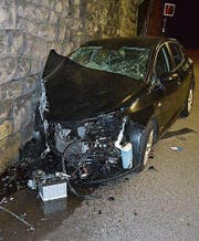 Das stark beschädigte Auto an der Tunnelwand. (Bild: Kapo AR)