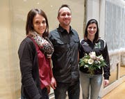 Karin Meile, neue Präsidentin des STV Bütschwil (rechts), René Schönenberger, abtretender Präsident sowie Stefanie Sennhauser, Vizepräsidentin. (Bild: PD)