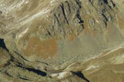 Die Rega-Crew hat den Piloten unweit des Cockpitwracks geortet. Der Notarzt konnte jedoch nur noch dessen Tod feststellen. (Bild: Kapo GR)