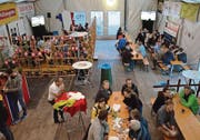 Schweizer Fahnen, Festbänke und an jeder Ecke Bildschirme: Das vom FC Niederstetten betriebene EM–Zelt in Schwarzenbach. (Bild: Christoph Heer)