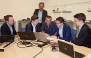 Sie erarbeiteten das Praxiskonzept «Managementkonzeption» für die Büchler, Reinli + Spitzli AG: Fabian Ritter, Nicolas Gortero, Luca Pieti und Johannes Grob (v. l.). CEO und Eigentümer Andreas Scherrer (3. v. l.) sowie Verwaltungsratspräsident Martin Grob (stehend) begleiten das Projekt. (Bild: Andrea Häusler)