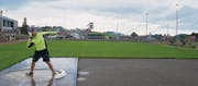 Regen und ein nasser Trainingsplatz halten Patrick Staub nicht vom Training auf dem Speicherer Sportplatz ab. (Bild: rz)