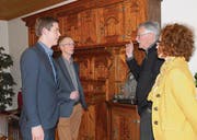 Möbel-Leihgabe: Im Ratstübli trafen sie sich zur Einweihung – (von links) Stadtpräsident Mathias Müller, Ortsbürgerpräsident Peter Hüberli, Historiker Hans Büchler und Christelle Wick, Kuratorin des Toggenburger Museums. (Bild: Hansruedi Kugler)