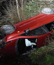 Eine 22-jährige Autofahrerin landete bei Bütschwil im Bachbett. (Bild: Kapo)