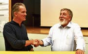 Josef Rütsche (rechts) bedankt sich bei Florian Schällibaum für die Vorstellung der Machbarkeitsstudie. (Bilder: Peter Jenni)