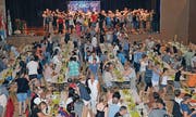 Die neue Halle wird mit einer Polonaise der Bevölkerung übergeben.