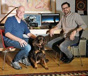 Thomas Lüchinger und Samuel Kellenberger im Studio mit Hündin Cleopatra. (Bild: Simon Roth)