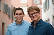 Eric Häusler und David Morant (rechts) haben eine kleine Weinhandlung für Junge eröffnet. (Bild: Luca Ghiselli)