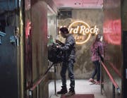 Das Hard Rock Cafe in Lan Kwai Fong, dem Party- und Nachtleben-Zentrum Hongkongs. (Bild: Xaume Olleros/Getty (Hongkong, 29. Februar 2016))