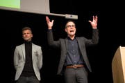 FCSG-Präsident Matthias Hüppi (rechts) und Sportchef Alain Sutter vor den Aktionären. (Bild: Ralph Ribi)