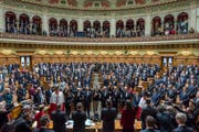 Einseifen, damit nichts mehr schiefgeht: Die Bundesratsparteien sollen auf Kurs gebracht werden. (Bild: PETER KLAUNZER (KEYSTONE))
