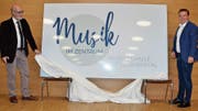 Mit der Enthüllung des Logos und der Statutenänderung ist Marcel Sieber der Präsident und Roland Stillhard der Schulleiter von «Musik im Zentrum – Musikschule Mittelrheintal». (Bild: Monika von der Linden)