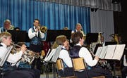 Konzentriert und taktgenau erfreuen die Musikanten der Musikgesellschaft Nesslau-Neu St. Johann ihr Publikum. (Bild: Stefan Füeg)